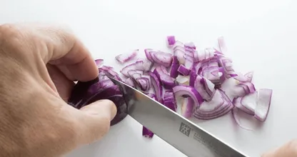 Wow! Questo trucco di TikTok rende molto più facile affettare le cipolle