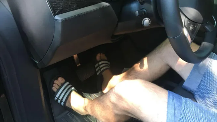 Met slippers aan of op blote voeten autorijden: mag dat nu wel of niet?