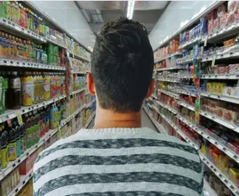 Bescheiden man neemt voor maar 16 euro aan boodschappen mee tijdens 1 minuut gratis winkelen