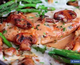 Rezept: saftiges Hühnchen mit Champignons und Spargel.