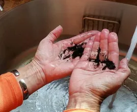 Sie reibt ihre Hände mit gemahlenem Kaffee ein. Der Grund wird dich verblüffen!