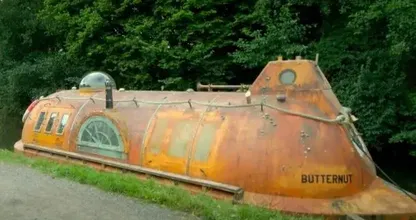 22歳の女性が家賃を払えなくなったため、古い潜水艦に移り住ん