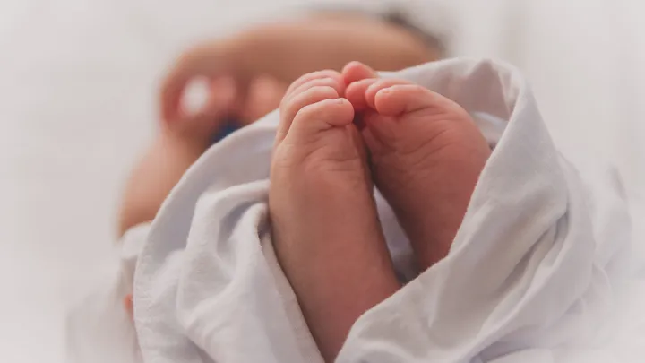 Siostry bliźniaczki rodzą tego samego dnia, lekarz jest zszokowany, gdy widzi dzieci