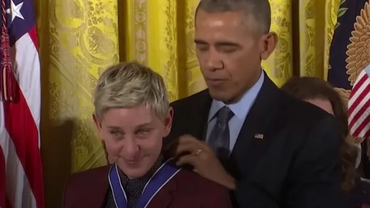 Obama reikt met tranen in zijn ogen de hoogste civiele onderscheiding uit; Ellen DeGeneres krijgt 'Presidential Medal of Freedom'
