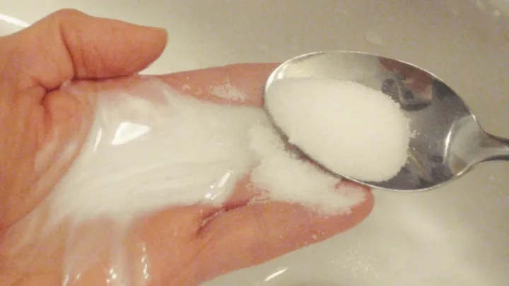 Dít is waarom iedereen suiker in zijn shampoo doet! Jij gaat het straks ook doen!