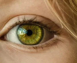 Hast du schlaffe Augenlider? Teste diesen Trick mit Mascara für ein optisches Lifting!