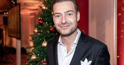 Lange Frans lapt coronaregels aan zijn laars en omhelst fans