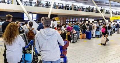 Schiphol laat tot eind oktober minder passagiers vertrekken