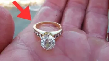Vrouw vindt diamanten ring op strand - als juwelier hem ziet, wordt hij bleek