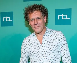 Kees van der Spek pakt WhatsApp-oplichter op hilarische wijze terug