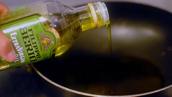 Solltest du Öl besser in eine heiße oder kalte Pfanne geben? SO sollte es sein!