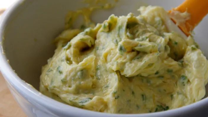 Die aller leckerste Kräuterbutter kannst du mit diesem fantastischem Rezept ganz einfach selbst machen!
