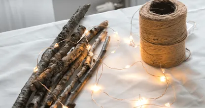 Van een paar oude takken kun je de mooiste kerstdecoratie van het jaar maken!