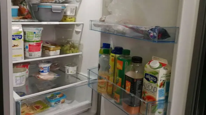 Ruimte in de koelkast verdubbelen? Gebruik eetstokjes!
