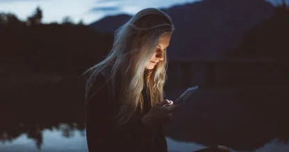 Is het blauwe licht van je telefoon en laptop echt slecht voor je huid?