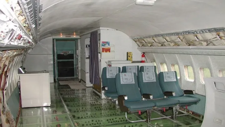 El hombre que transformó un avión en su casa y el interior es espectacular