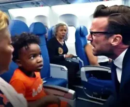 Este homem se cansou! Veja como ele deu uma lição no garoto que chutava seu assento e na mãe dele!