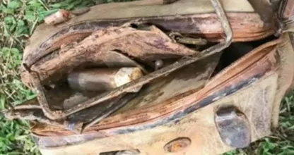 Ils appellent la police après avoir repêché un vieux sac et vu ce qu'il contenait
