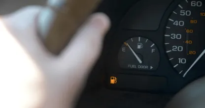 Superhandig: Dit schema vertelt je hoe ver je nog kunt rijden op een lege tank!