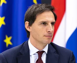 Oei: minister Wopke Hoekstra test positief op corona