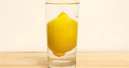 ¡Puso una semilla de limón en un vaso de agua y no creerás lo que pasó!