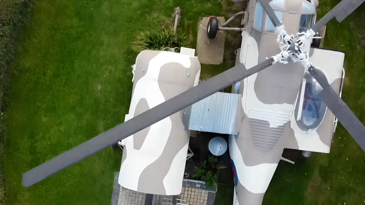 ¡Esta familia vive en un helicóptero! ¡Visita su asombrosa conversión en un hogar aéreo!