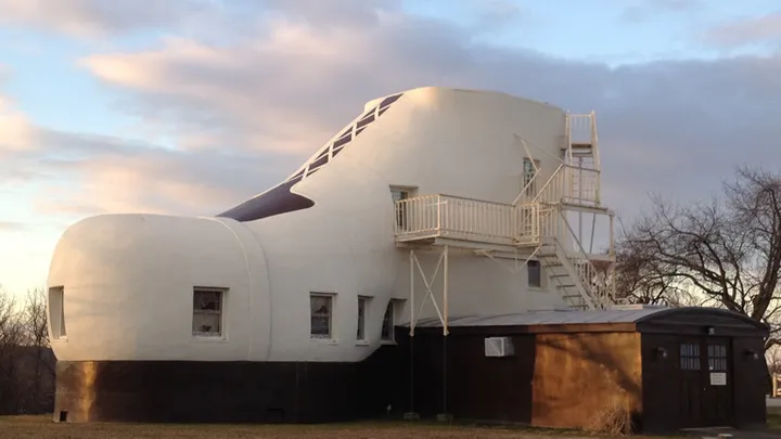 Luxury mobile home worth 1.42 million has built-in garage – The interior is even better!