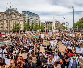 Ook bekende Nederlanders aanwezig tijdens protest op de Dam