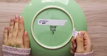 Krijg je de sticker er niet af? De oplossing staat al in je keukenkast en is niet chemisch!