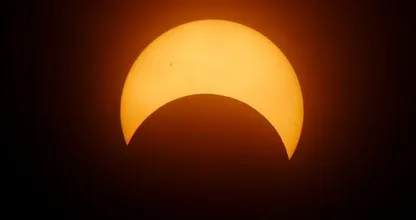 Tip van de dag: vanmiddag is er een gedeeltelijke zonsverduistering te zien in Nederland