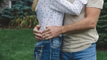 Woman discovers unpleasant surprise on family photo, immediately files for divorce