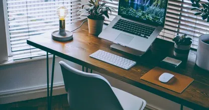 Dit gebeurt er met je lichaam als je de hele dag aan een bureau zit