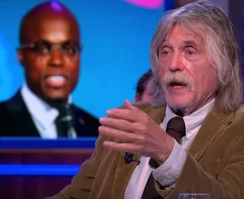 Johan Derksen na misplaatste grap Jandino: 'Lachend leeghoofd'