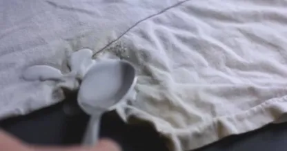 Met dit trucje krijg je zweetvlekken uit je witte kleren!