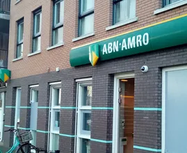 ABN AMRO schaft bankpasjes en deel kantoren af