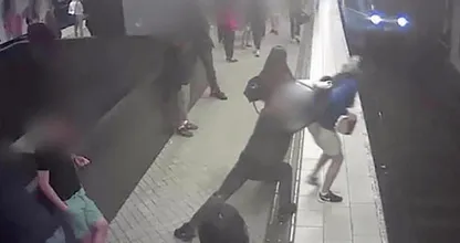 Onvoorstelbaar wat Lucas overkwam... Hij werd uit het niets door een vreemde voor de metro gegooid!