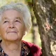 Anciana (89) es rechazada de clase ejecutiva, pero luego descubren quién es realmente