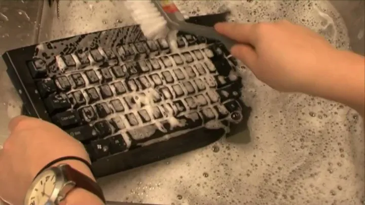 Toetsenbord schoonmaken makkelijk doe je met dit geniale trucje