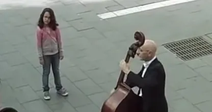 Ce musicien de rue était ignoré de tous, mais une petite fille a tout changé