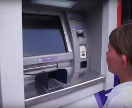 Zorgelijk: steeds meer kinderen pinnen, maar gaan slordig met pincode om