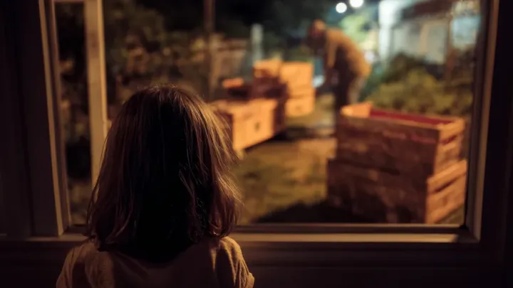 Questa bambina di sei anni ha sorpreso la sua vicina mentre seppelliva qualcosa al buio — Quello che ha scoperto ha cambiato tutto…