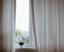 Dit zijn de voordelen van het openen van je gordijnen in de ochtend