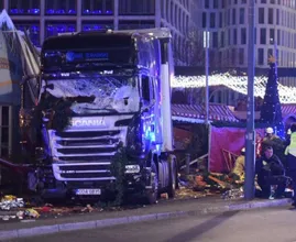 Lastwagen rast in Weihnachtsmarkt in Berlin