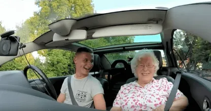 Deze Oma krijgt een hele leuke verrassing op haar 86e verjaardag! Wij huilen bijna mee!