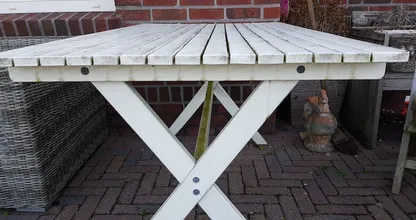 Met deze tip haal je in een handomdraai de vieze groene aanslag van je houten tuinmeubelen