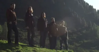 A Capella Männerstimmen mitten in den Bergen. Hört euch diese Stimmen an!