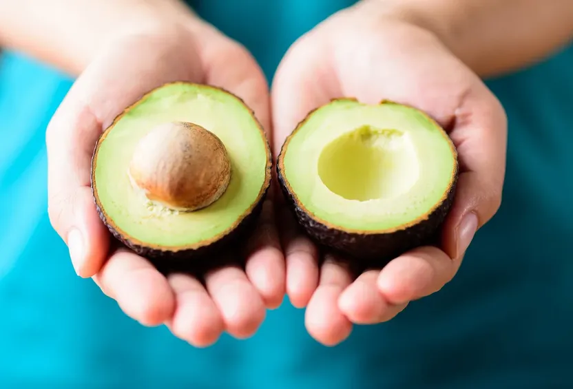 Hoe bewaar jij een halve avocado? Doe dit om hem langer groen te houden