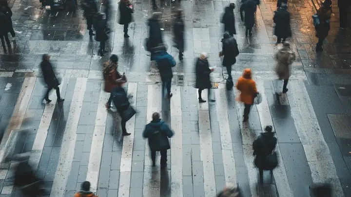Wil iemand helpen? Gewonde man stort in op drukke straat