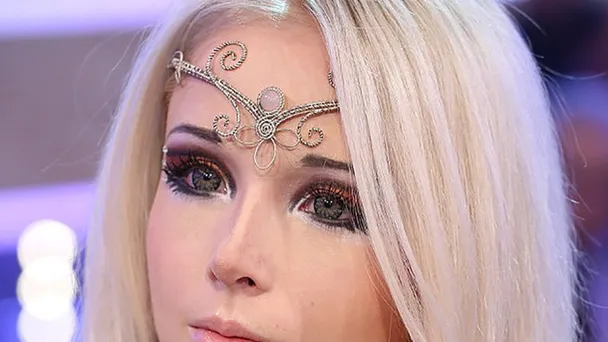 Ce n’est pas une poupée Barbie - C’est un vrai être humain !