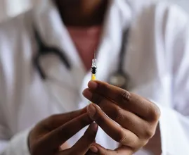‘Effectiviteit Pfizer-vaccin daalt na een half jaar naar 84 procent’